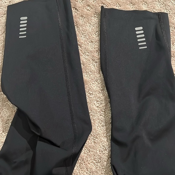 Under Armour UA Qualifier Speedpocket Roadside Runway Crop - Picture 7 of 8